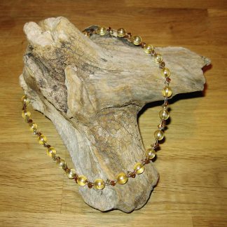 Perlenkette, ca. 43 cm lang, Karabiner, Swarovski- und Glasperlen, gelb