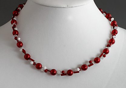 Perlenkette, ca. 43 cm lang, Karabiner, aus Swarovski- und Glasperlen, rot weiß
