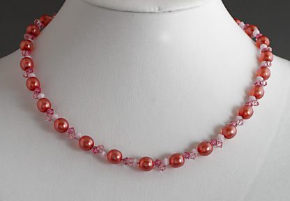 Perlenkette, ca. 44 cm lang, Karabiner, aus Swarovski- und Glasperlen, rosa
