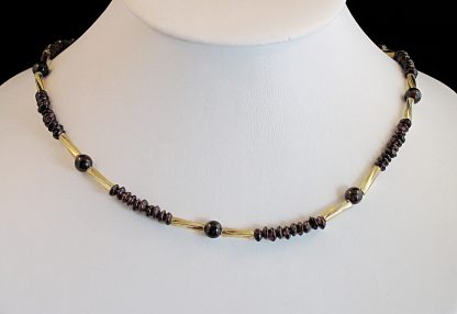 Perlenkette, ca. 47 cm lang, Karabiner, aus Granat, bordeaux goldfarben