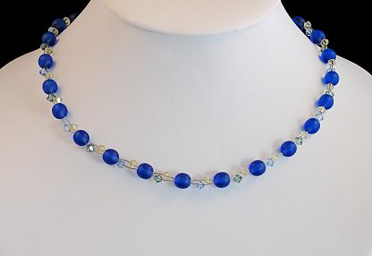 Perlenkette, ca. 43 cm lang, Karabiner, aus Swarovski- und Glasperlen, dunkelblau