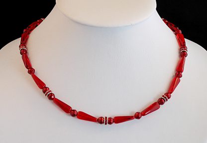 Perlenkette, ca. 44 cm lang, Karabiner, aus Glasperlen, rot