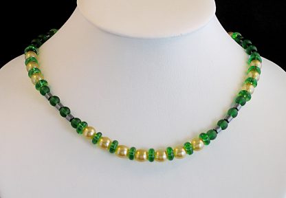 Perlenkette, ca. 45 cm lang, Karabiner, aus Glasperlen und Hämatit, grün gelb schwarz