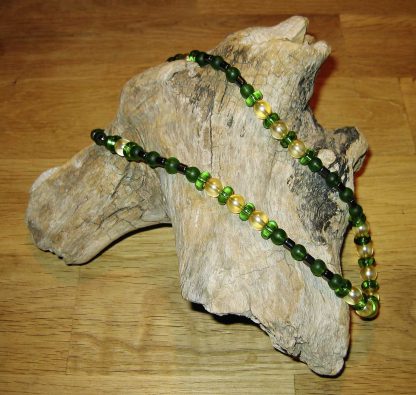 Perlenkette, ca. 45 cm lang, Karabiner, aus Glasperlen und Hämatit, grün gelb schwarz