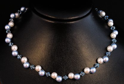 Perlenkette, ca. 45 cm lang, Karabiner, aus Swarovskiperlen, hellblau