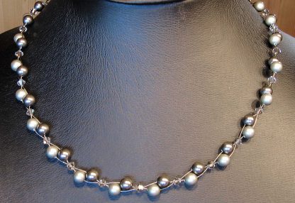Perlenkette, ca. 45 cm lang, Karabiner, Swarovskiperlen, grau grün