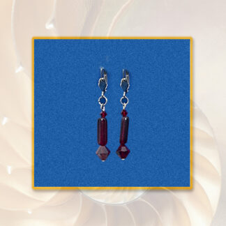 Ohrringe Swarovski Glas Perlen dunkelrot silberfarben Klappbrisur