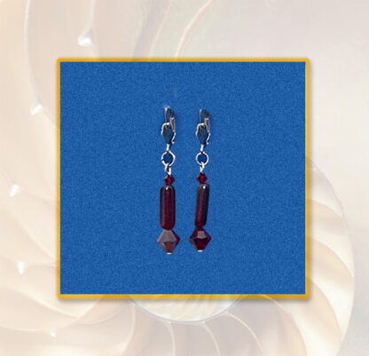 Ohrringe Swarovski Glas Perlen dunkelrot silberfarben Klappbrisur
